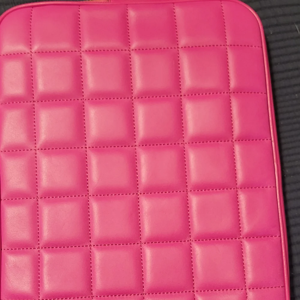 Michael Kors Fuchsia Quilted Sleeve Tablets Or Smaller Laptops NWT. RV$198